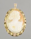 PENDANT WITH CAMEO []