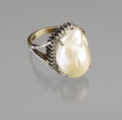 RING WITH A PEARL []
