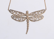 Halskette mit Libelle []