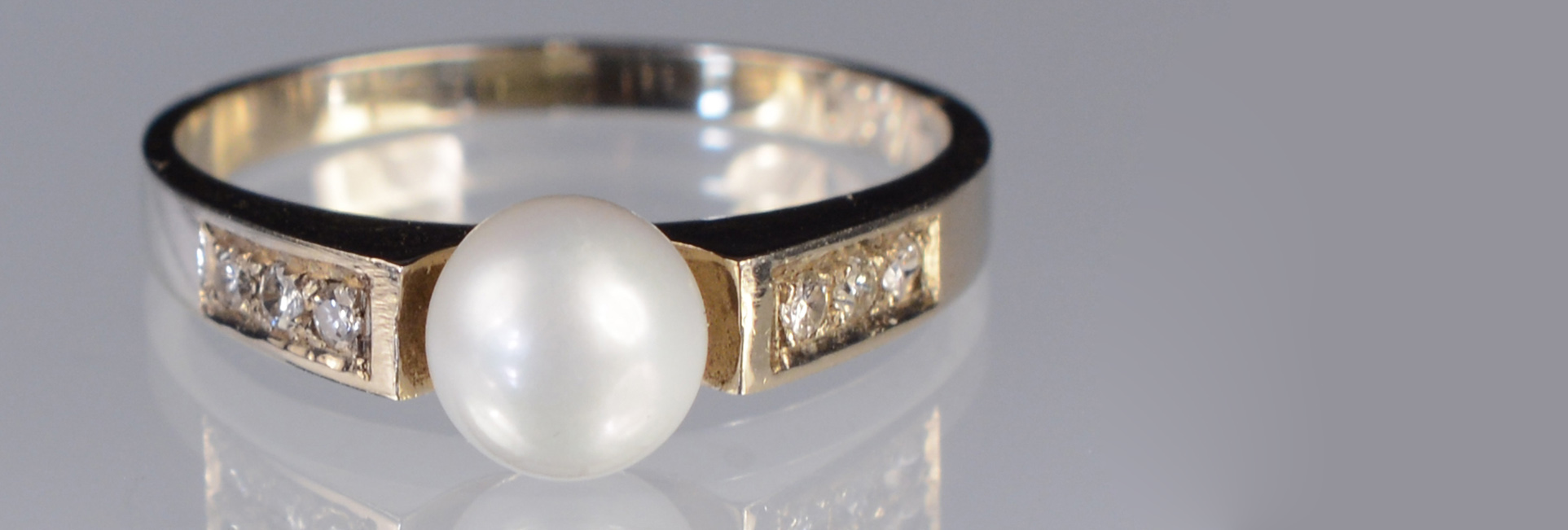 |THE BUYER PREMIUM IN THIS AUCTION JUST 5%| [GOLDEN RING WITH PEARL AND DIAMANTE]
