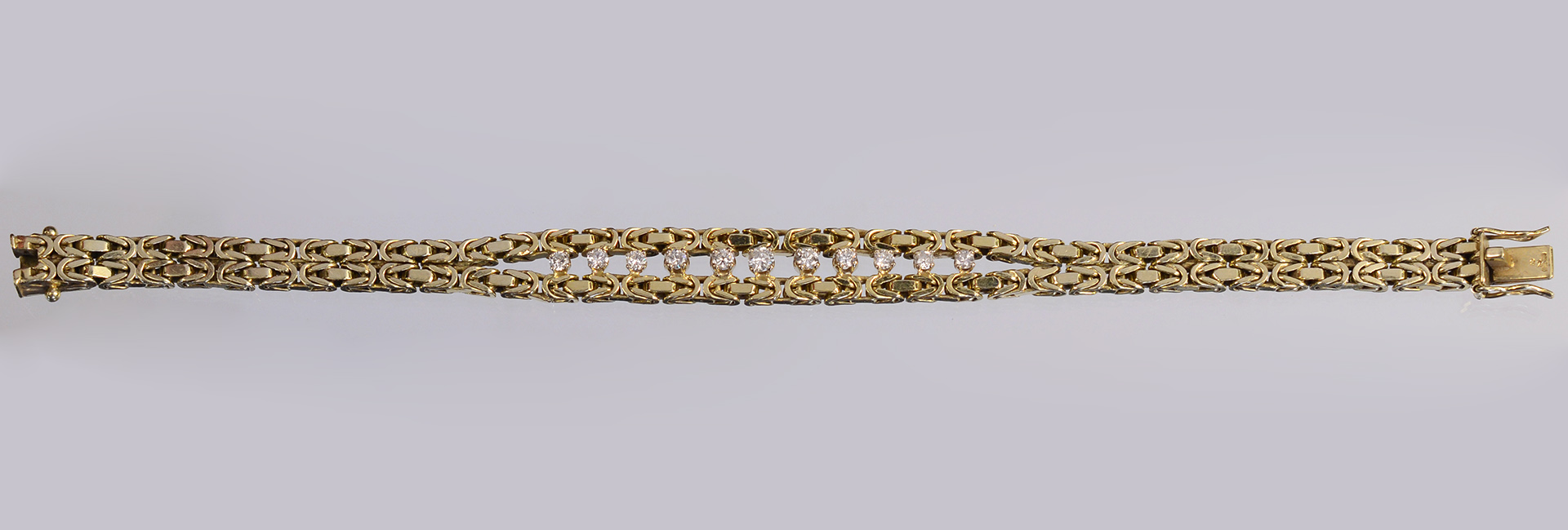 THE BUYER PREMIUM IN THIS AUCTION JUST 5%| [Golden Bracelet with diamonds]